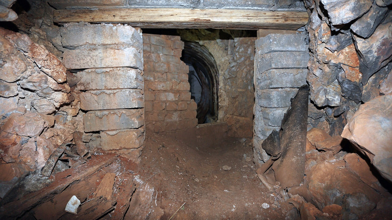 Entrada parcialmente tapiada a la cueva Operación Tracer en Gibraltar