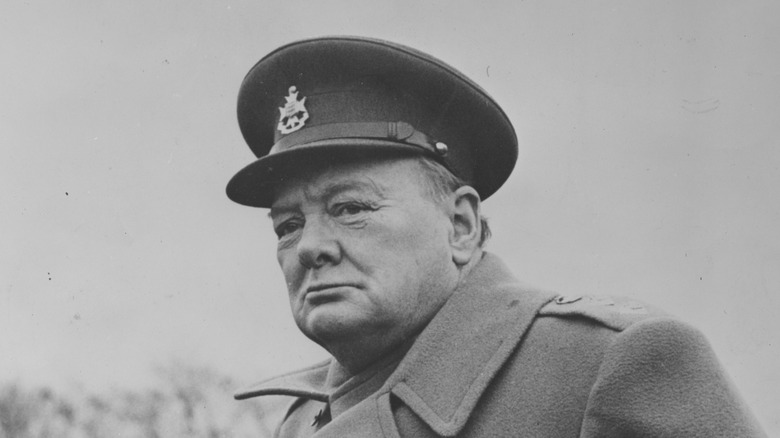 Winston Churchill con sombrero militar, mirando al horizonte