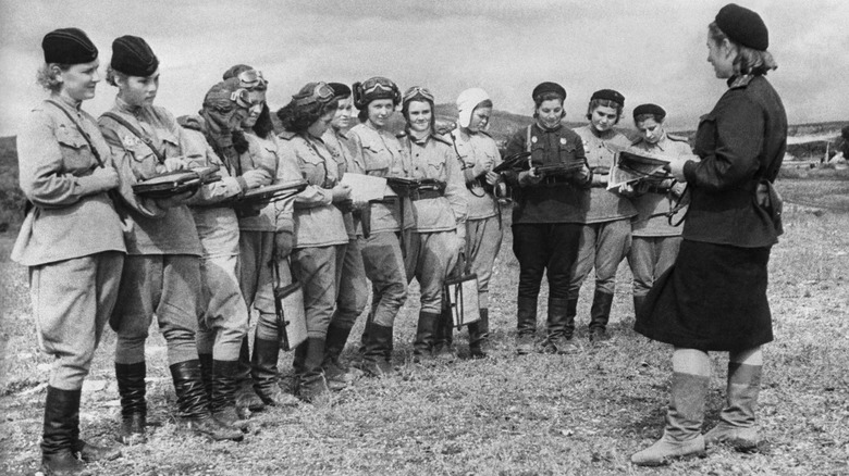 Oficial hablando con pilotos Night Witch en 1943
