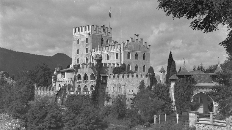 Foto en blanco y negro del Castillo Itter en los años 70