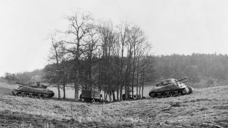 Tanques inflables y camiones durante la Segunda Guerra en Europa