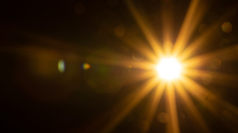 Rayo de sol en fondo negro