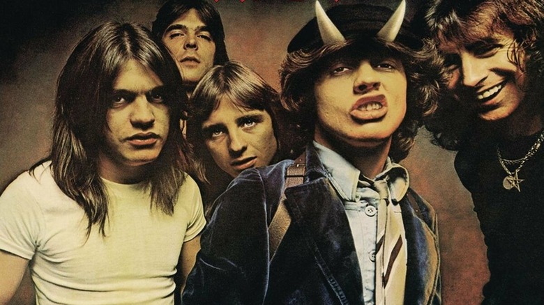 Portada del álbum Highway to Hell de AC/DC con Angus Young con cuernos