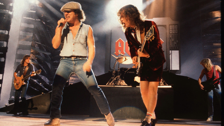 Brian Johnson y Angus Young en un concierto en Brixton en 1990