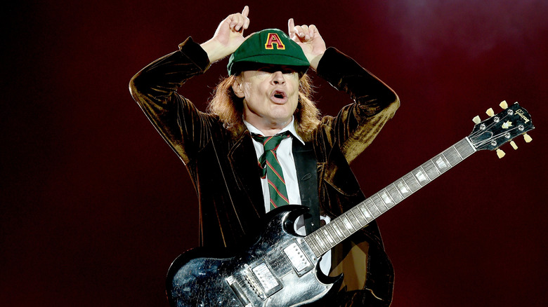 Angus Young con cuernos en concierto en 2015