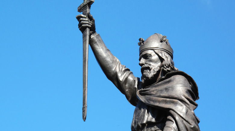 Estatua de Alfredo el Grande con espada en el cielo azul