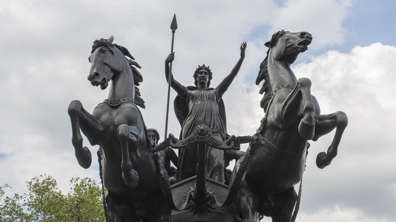 Estatua de Boudicca con caballos saltando