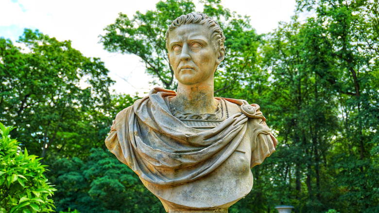 Busto de Calígula en un parque