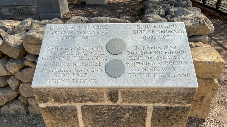 Lápida conmemorativa de Eric I de Dinamarca en inglés y griego