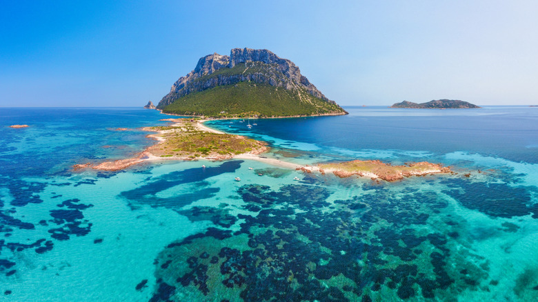 costa de Cerdeña y océano circundante