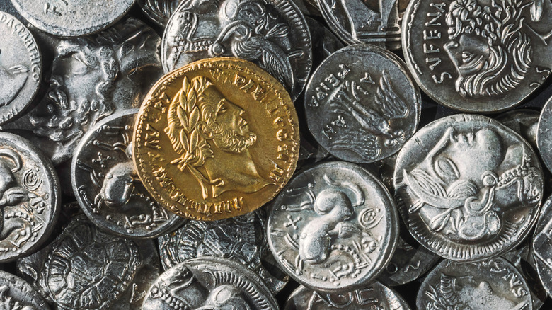 montón de monedas antiguas