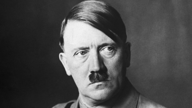 Adolf Hitler en un retrato, mirando de lado