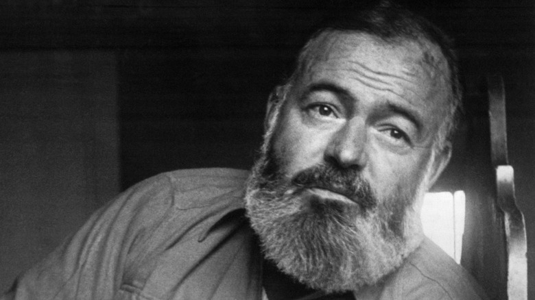 Ernest Hemingway con barba mirando a lo lejos