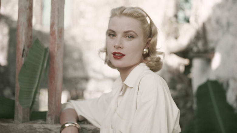 Grace Kelly con vestido blanco y labial rojo