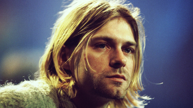 Kurt Cobain mirando a la distancia en MTV