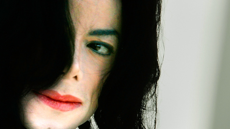 Michael Jackson llegando a su juicio por abuso infantil