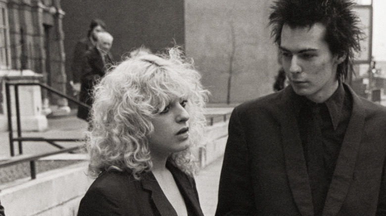 Nancy Spungen y su novio Sid Vicious en la calle