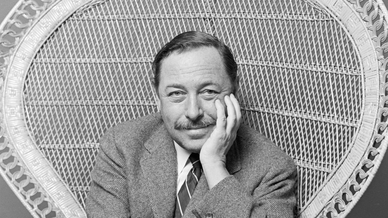 Escritor Tennessee Williams sonriendo