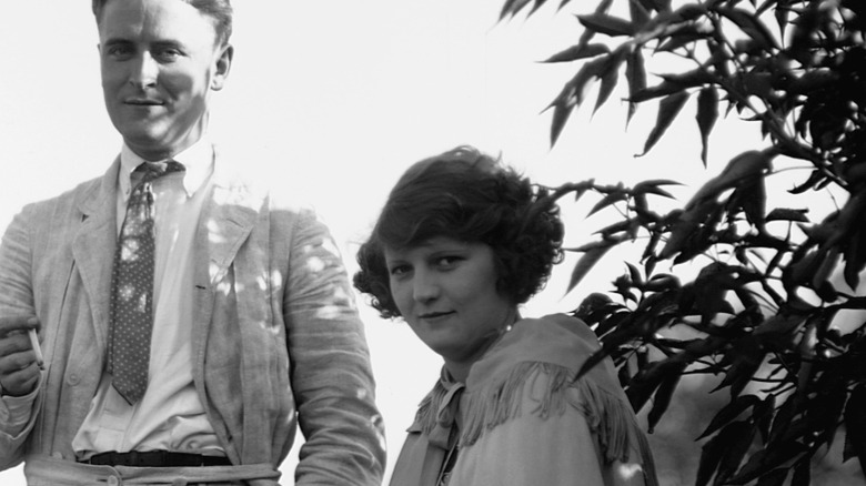 Zelda Fitzgerald sentada afuera junto a su esposo