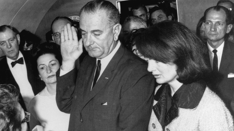 Lyndon Johnson jurando como presidente