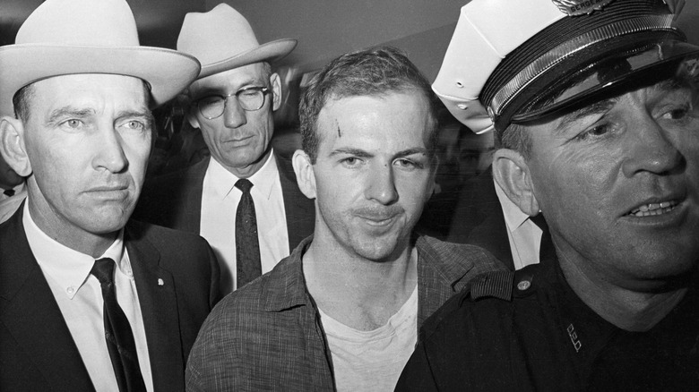 Lee Harvey Oswald con policías tras su arresto