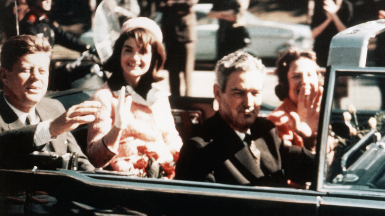 vista lateral de la limusina presidencial con kennedys y connallys en 1963