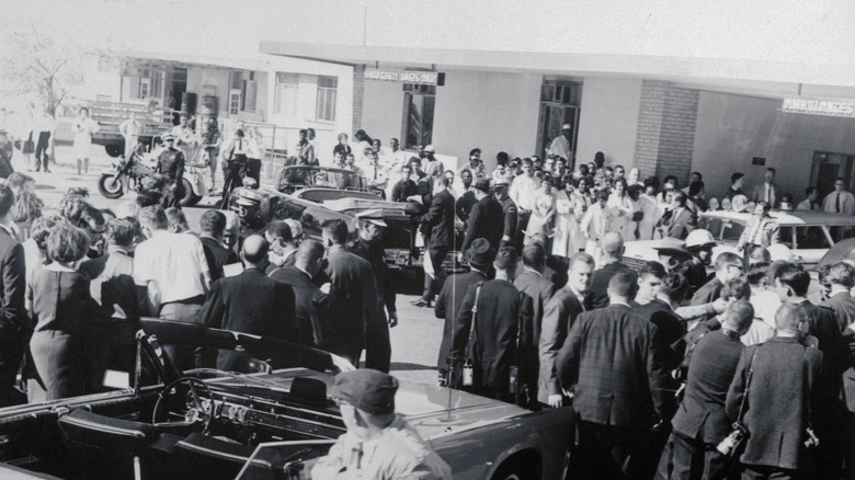 multitud frente al hospital de Parkland donde fue atendido JFK