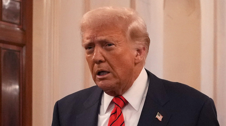 Donald Trump en pasillo de la Casa Blanca