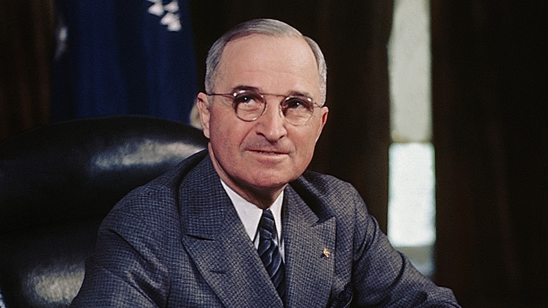 Harry Truman en su escritorio presidencial