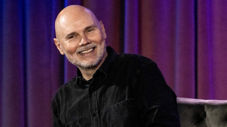 Billy Corgan sonriendo en un evento de 2023