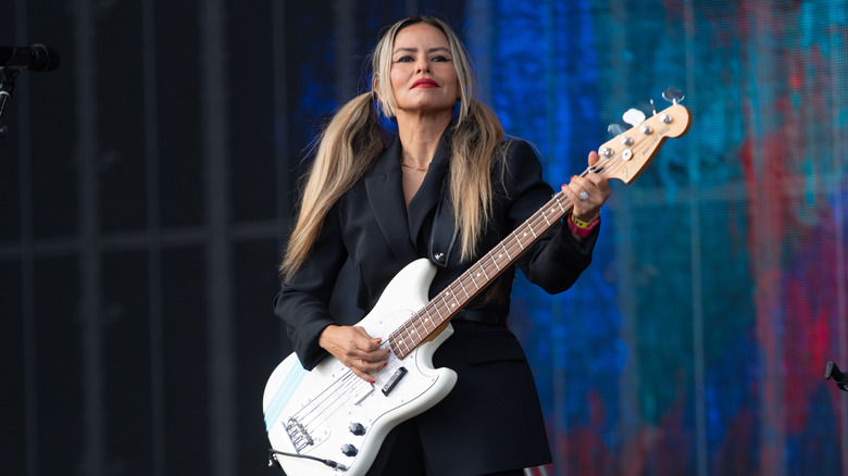Ginger Pooley tocando el bajo en Garbage en 2024