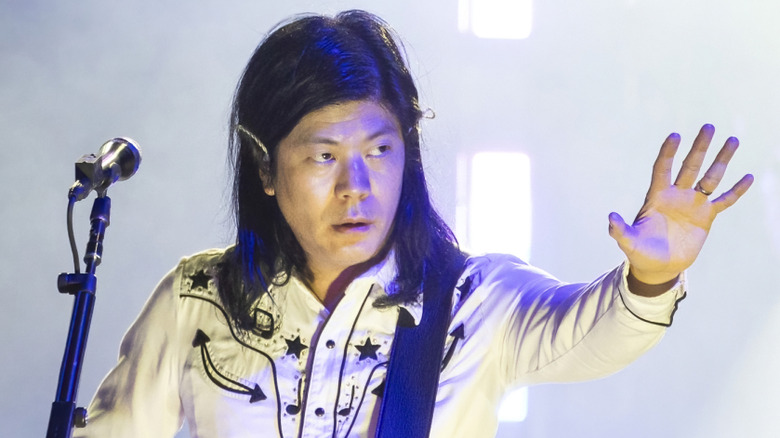 James Iha en el escenario con los Smashing Pumpkins
