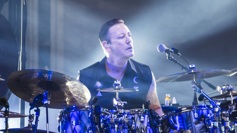 Jimmy Chamberlin tocando la batería