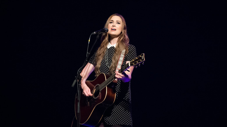 Katie Cole abriendo para los Pumpkins en 2014