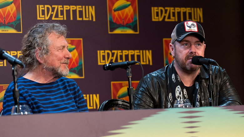 Robert Plant y Jason Bonham en panel con micrófonos