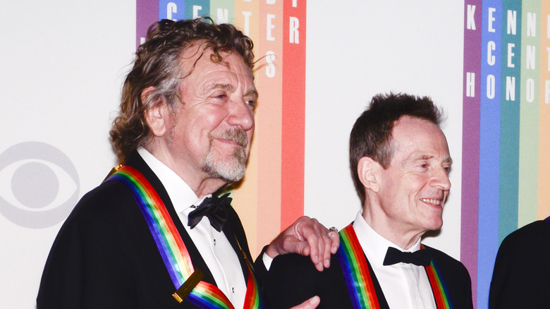 Robert Plant et John Paul Jones en costumes avec des médailles au Kennedy Center