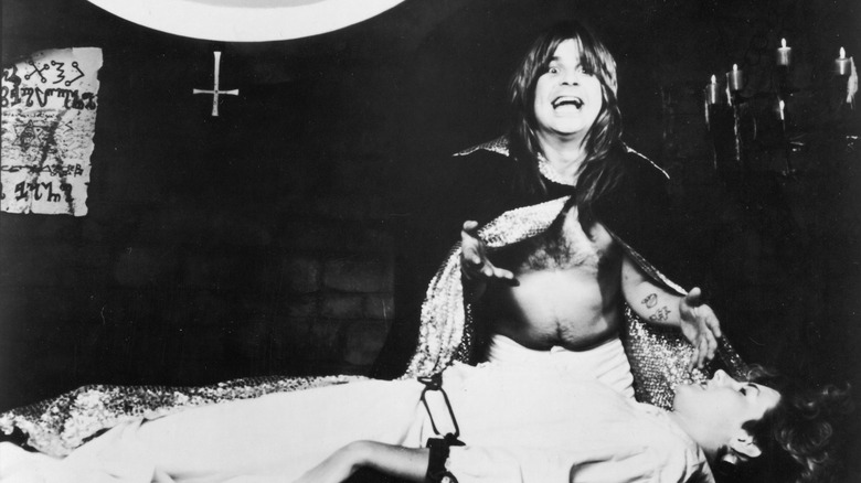 Ozzy Osbourne en escenario con cruz invertida