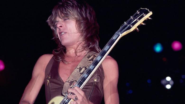 Randy Rhoads tocando la guitarra con pasión