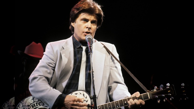 Rick Nelson tocando la guitarra en el escenario