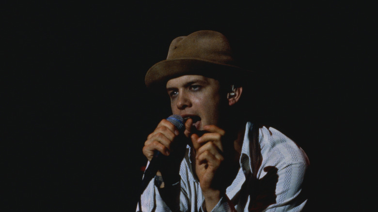 Shannon Hoon cantando con intensidad