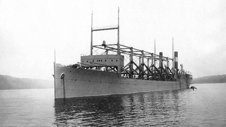 USS Cyclops en el agua