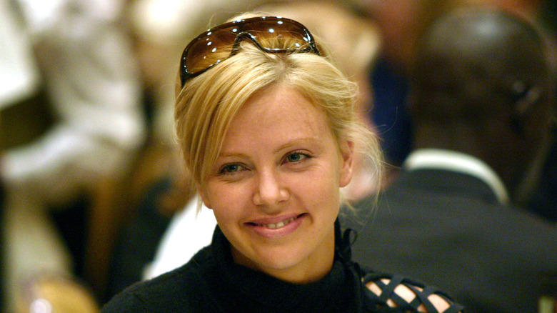 Charlize Theron en promoción de película