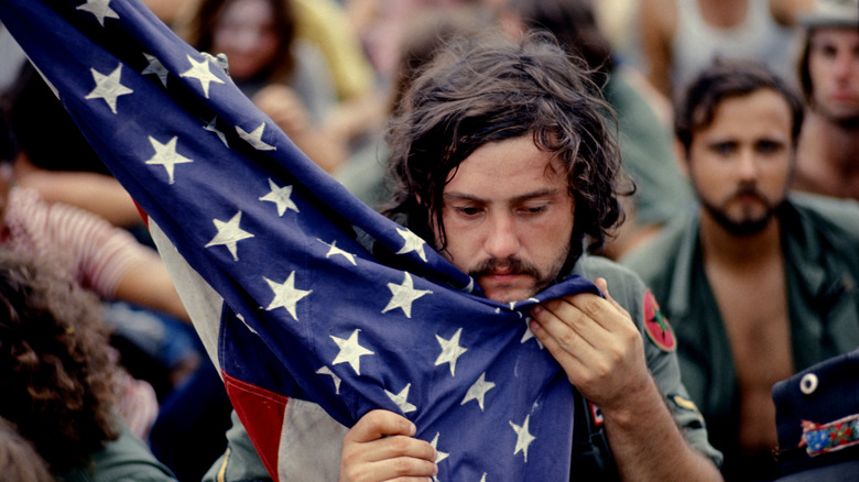 Veterano de la Guerra de Vietnam sosteniendo una bandera
