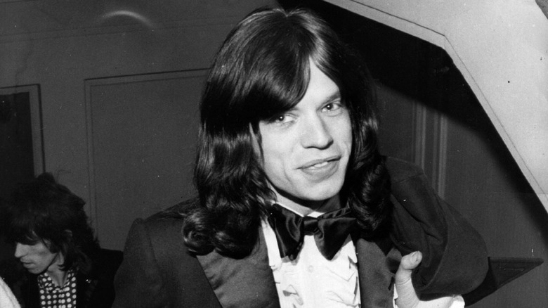Mick Jagger con esmoquin en 1969