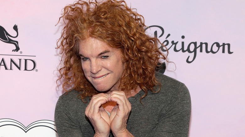Carrot Top mordiendo el labio y haciendo corazones con las manos