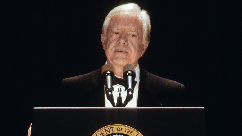 Jimmy Carter en una finca de cacahuates