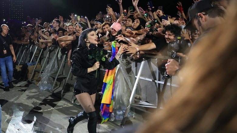 Lady Gaga interactuando con fans en su concierto récord de 2.5 millones de personas