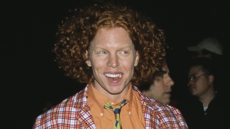 Carrot Top sonriendo con chaqueta a cuadros