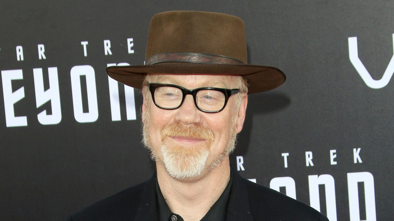 Adam Savage sonriendo con sombrero grande