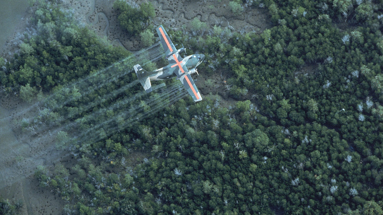 Avión rociando Agente Naranja